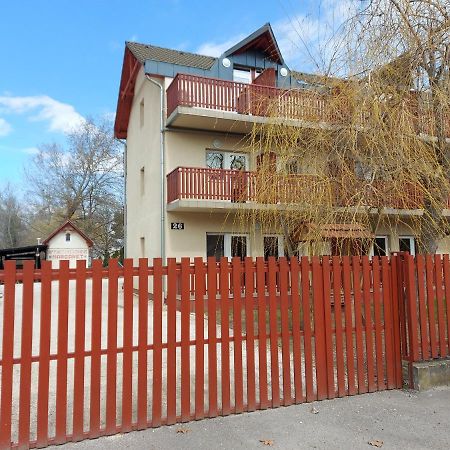 Aparthotel Margareta Apartmanhaz Balatonlelle Exterior foto